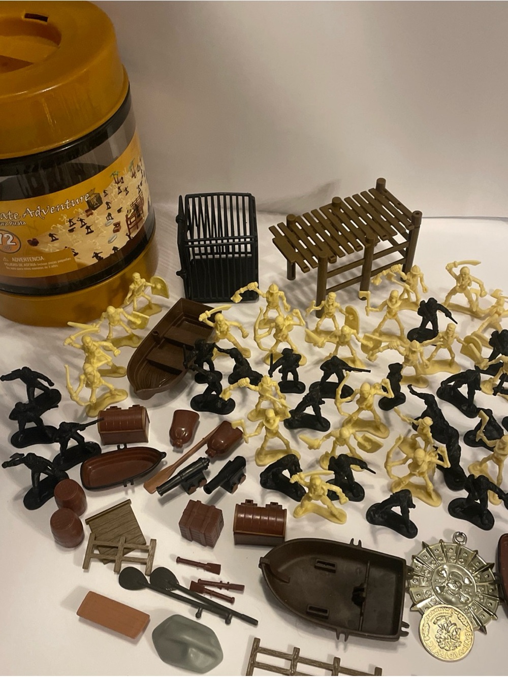 2011 Toys R Us True Heroes Pirate Adventure Plastic Figures Skeletons Play Set